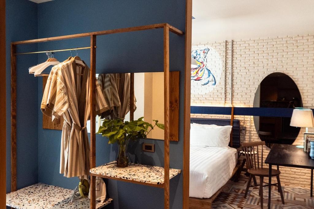 曼谷蓝之调酒店的一间卧室设有一张双层床和蓝色的墙壁。