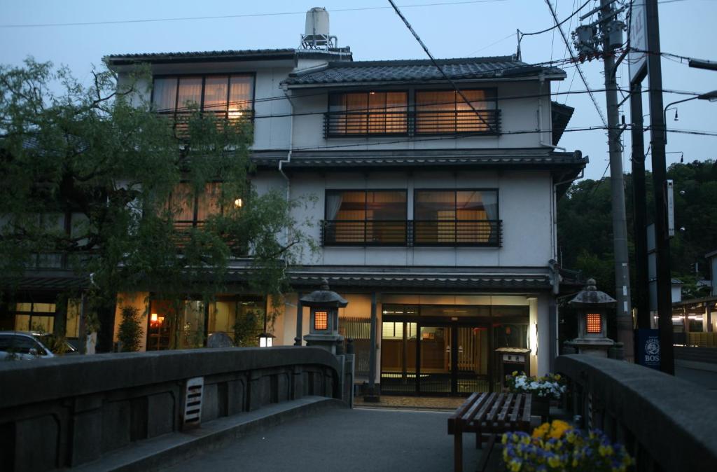 丰冈市城崎温泉川口屋本馆的前面有长凳的建筑