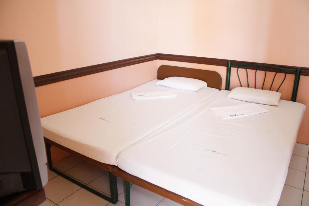 卡塔曼GV卡塔曼酒店的床上有2个白色枕头
