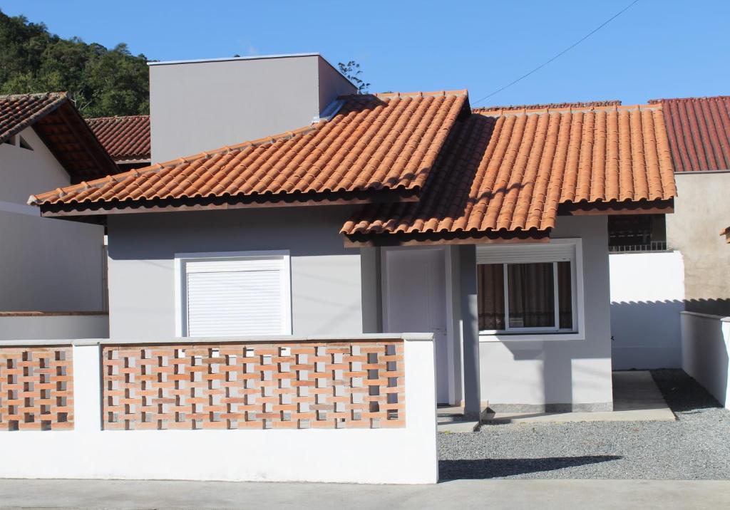 波梅罗迪Casatua的红色瓦屋顶房屋的 ⁇ 染