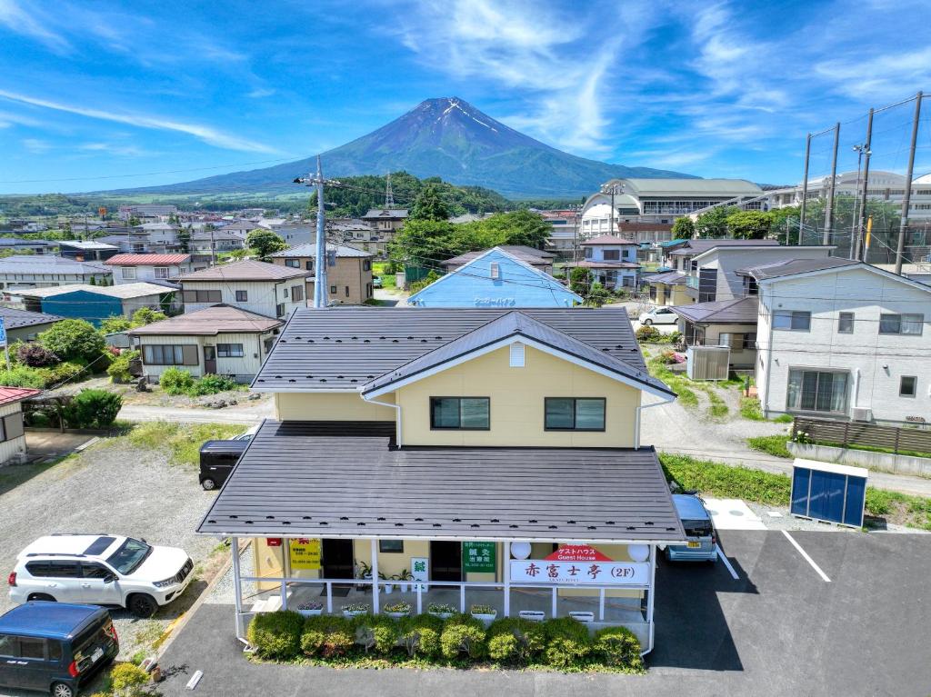 富士吉田市赤富士亭的山底房子