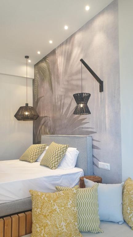 吉亚洛瓦Vista Al Mare Luxury Apartments的一间卧室配有两张床和两个吊灯