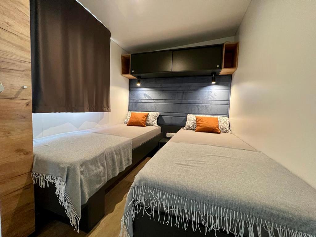 塞尔瑟Villa Family Grand de Luxe Mobilhome的一间客房内配有两张床的房间