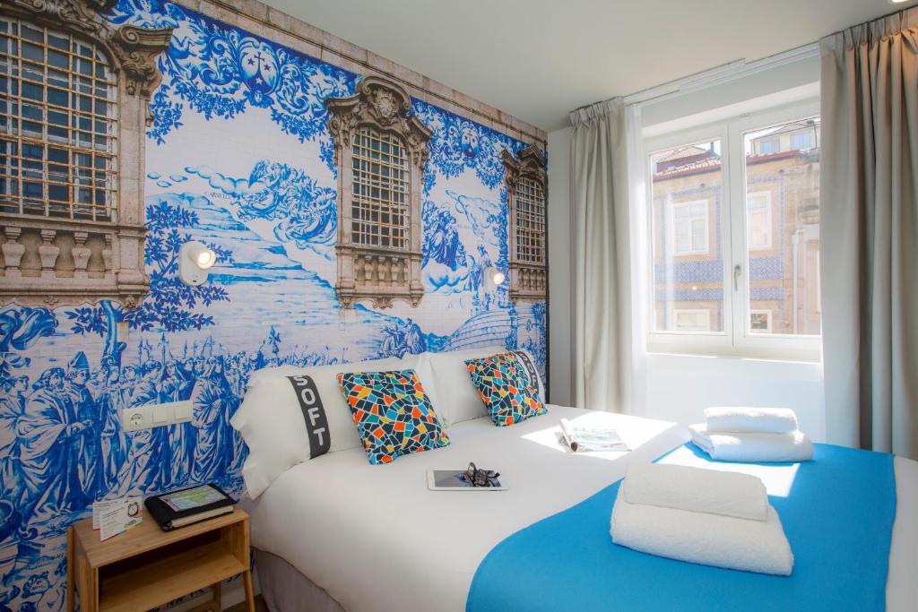 波尔图Casual Raízes Porto的一间卧室配有蓝色和白色壁纸的床