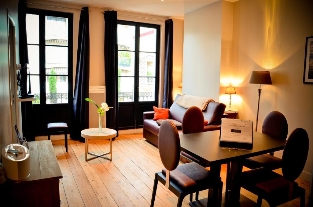 阿卡雄欧雅贝拉波尔多公寓的客厅配有沙发和桌子
