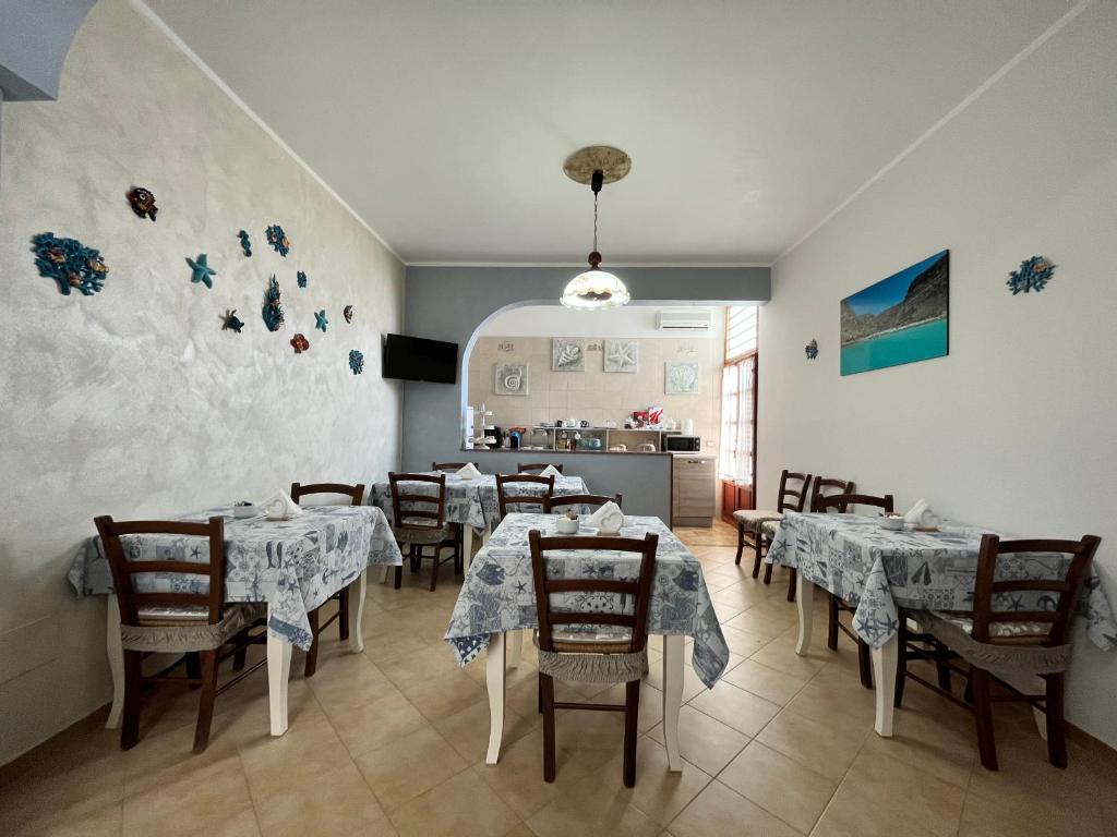 兰佩杜萨Bed and Breakfast Siciliamuri Lampedusa的一间带桌椅的用餐室和一间厨房