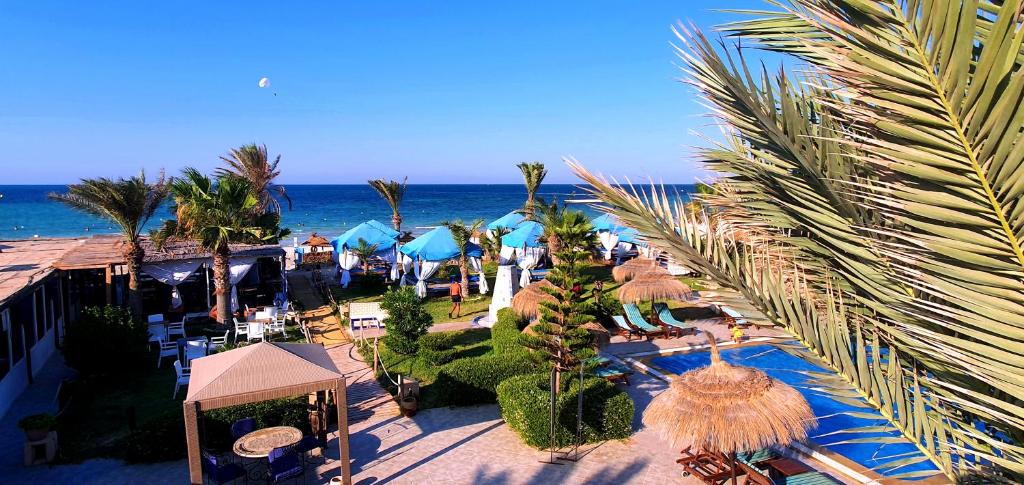 迈来亚Hotel de charme et SPA Dar El Bhar的享有度假胜地的海洋美景