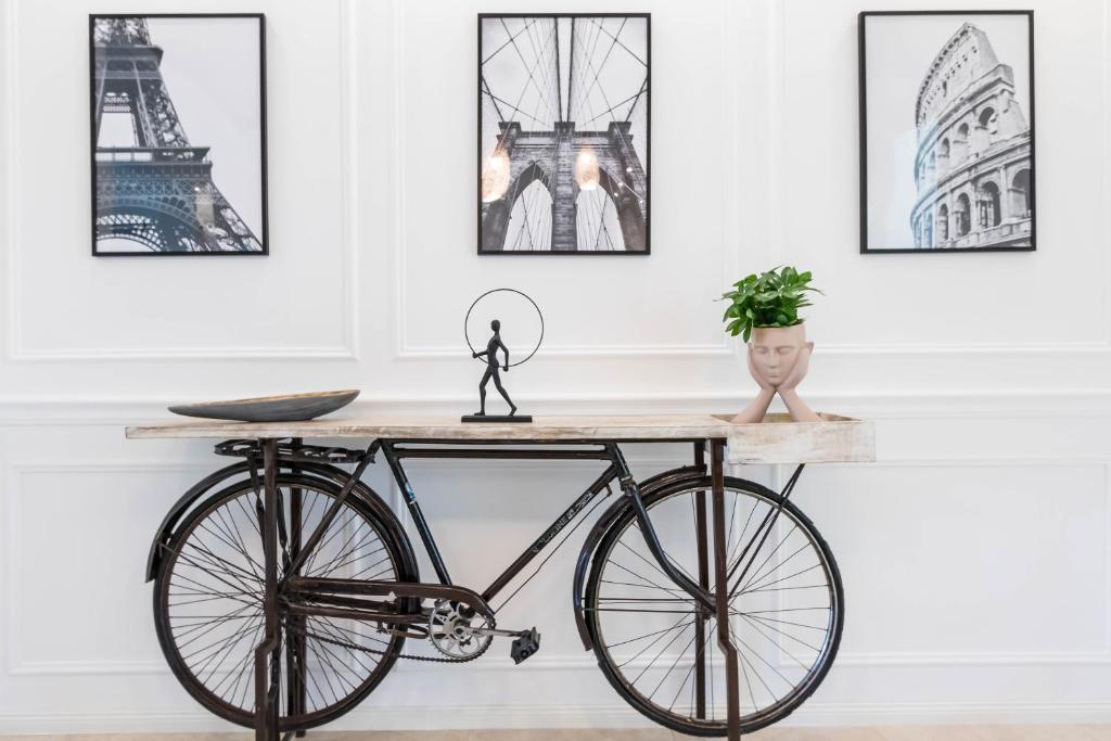 布达佩斯Corvinus Smart Apartment with Beautiful View的一张桌子上的自行车,放着照片