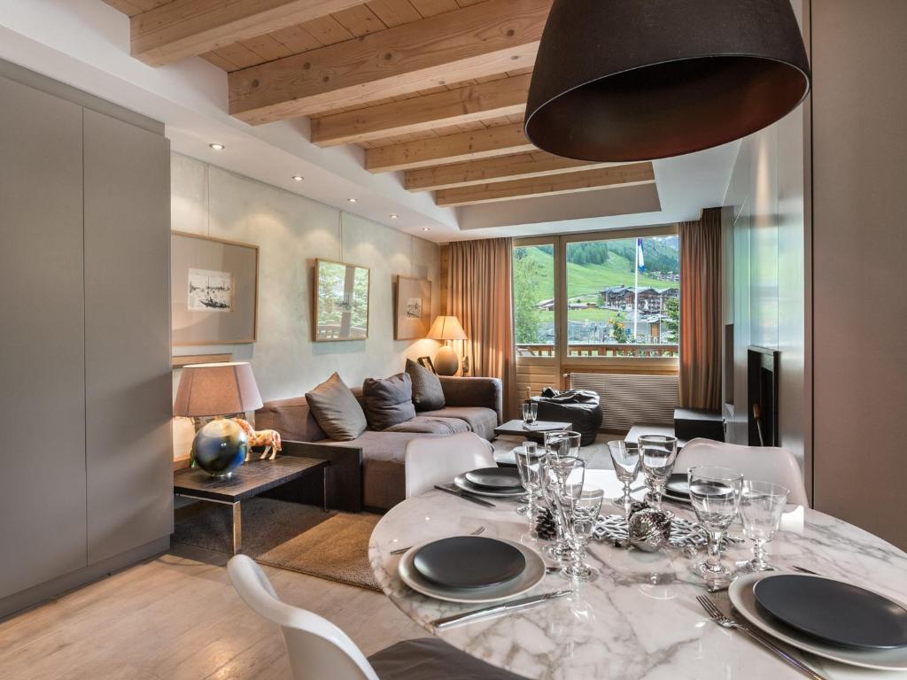 瓦勒迪泽尔Appartement Val-d'Isère, 2 pièces, 4 personnes - FR-1-567-56的客厅配有餐桌和沙发