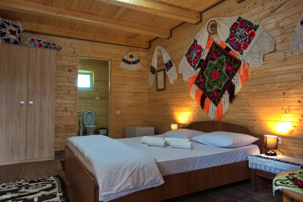 BrebBreb Casa Luca的木制客房内的一间卧室,配有一张床