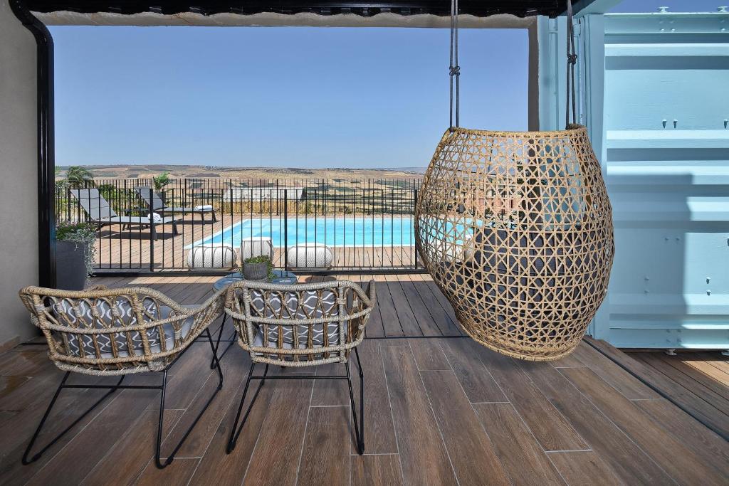 雅弗尼The Container luxury holiday resort for Couples的一个带桌椅和大花瓶的庭院