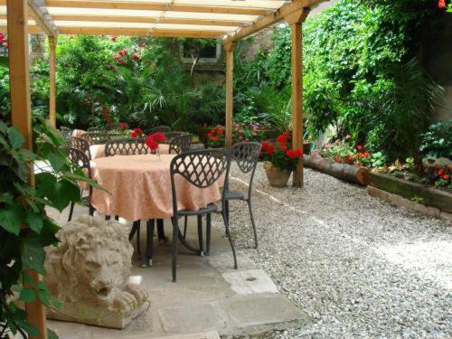 威尼斯Ca' Dei Leoni的花园凉棚下的桌椅