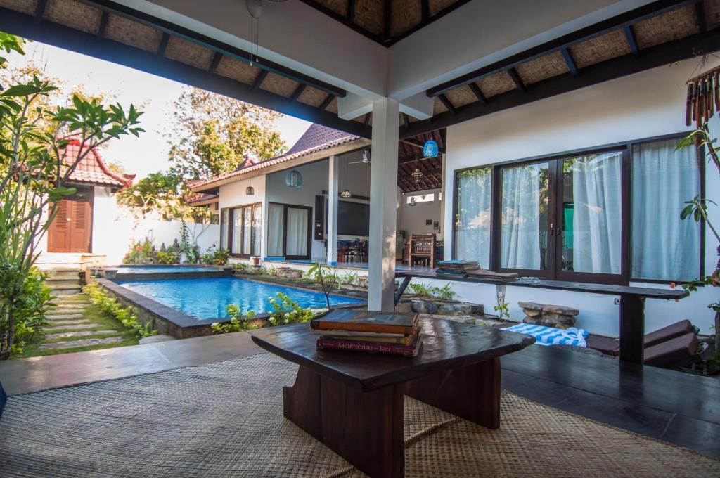 吉利特拉旺安Ambary House Gili Trawangan- 2 BR Private Villa, Pool的一座带游泳池和房子的别墅