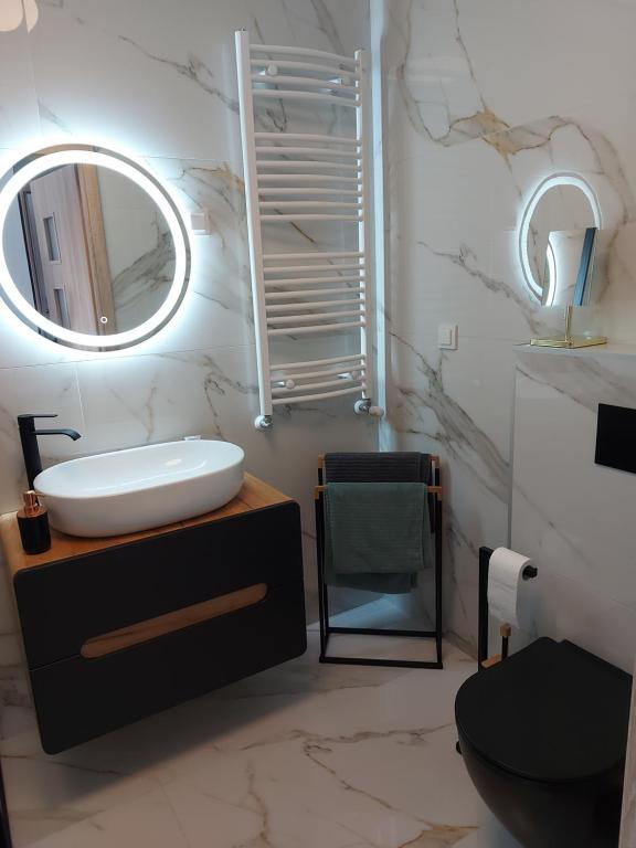 济夫努夫Porta Mare Marine的一间带水槽和镜子的浴室