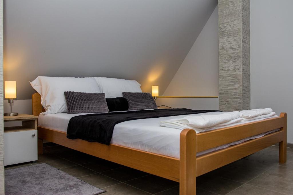 帕利克Feher Akac Guest House的一间卧室配有一张大床和两个枕头