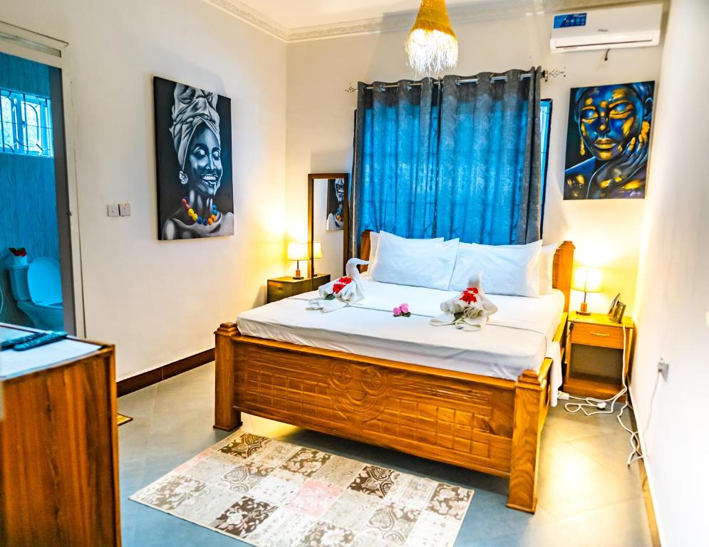 帕杰Tamu House Pajé Beach的一间卧室配有一张带蓝色窗帘的大床
