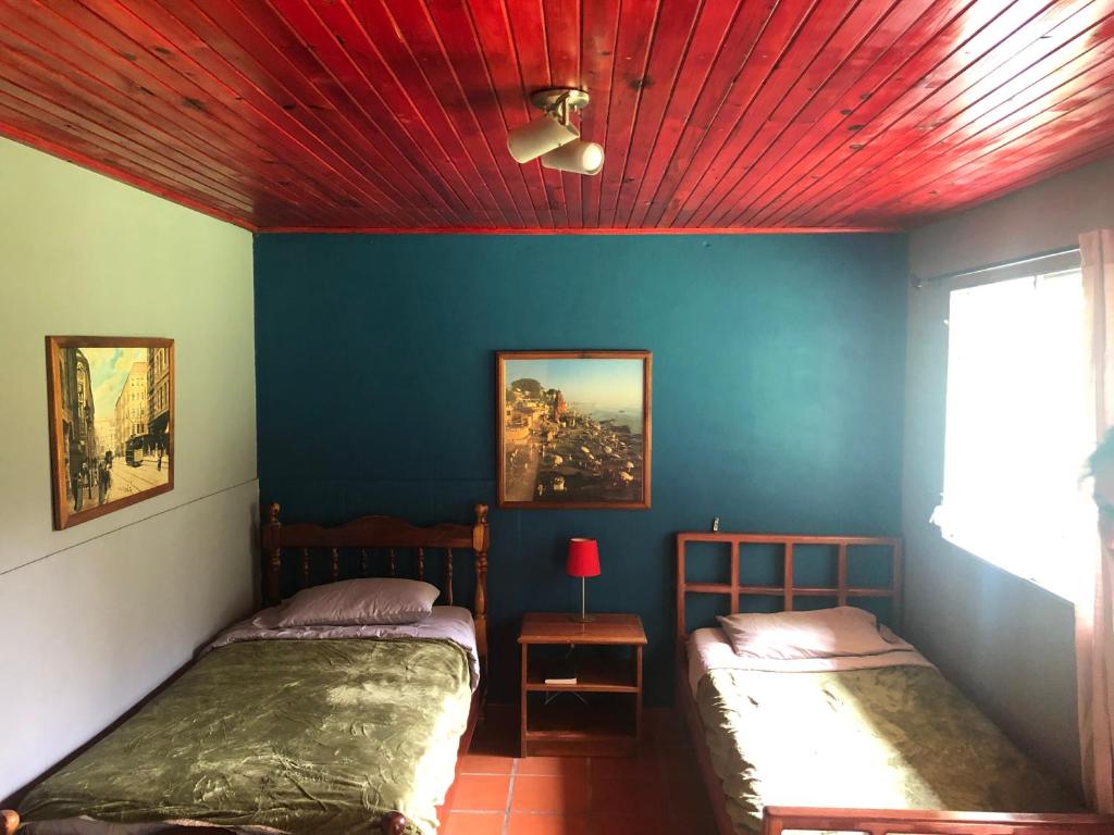 下博克特Toopas的红色天花板的客房内的两张床