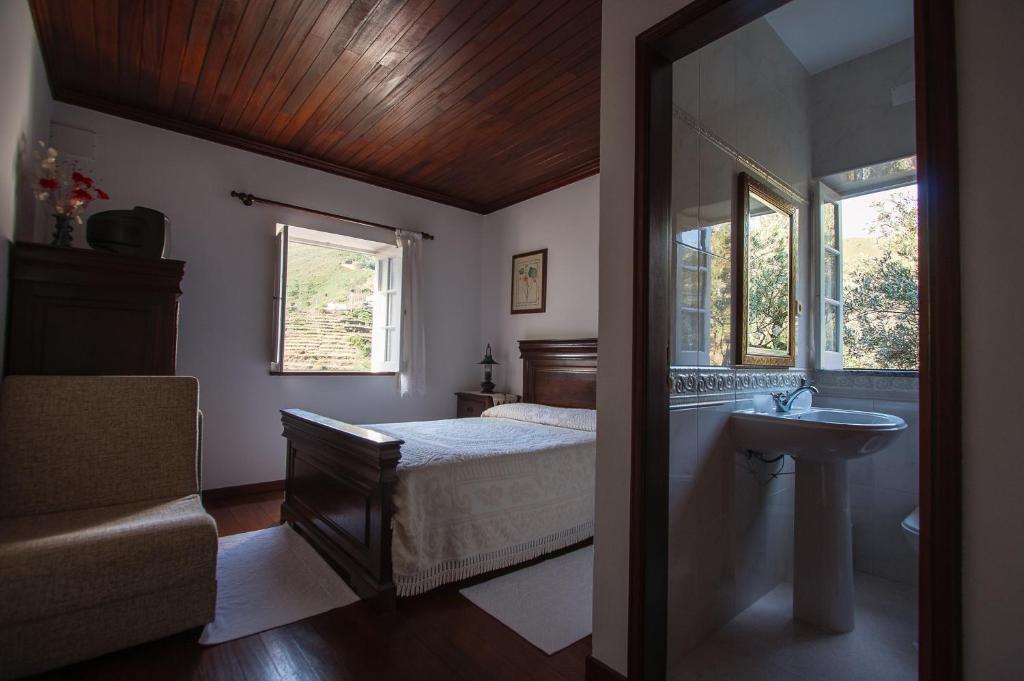 皮奥达Casa da Padaria的一间卧室配有床、水槽和镜子