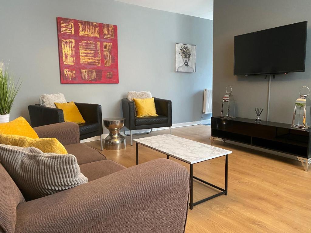 科尔温湾Pendle House Apartment 1的带沙发和平面电视的客厅