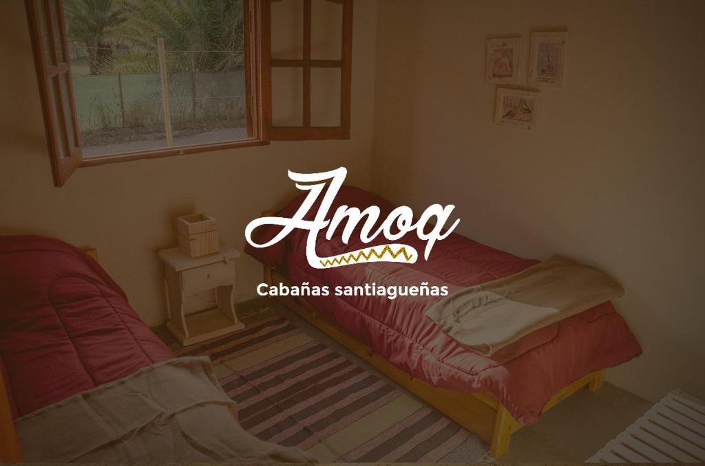 圣地亚哥-德尔埃斯特罗Amoq的一间房间,床上有欧米茄标志