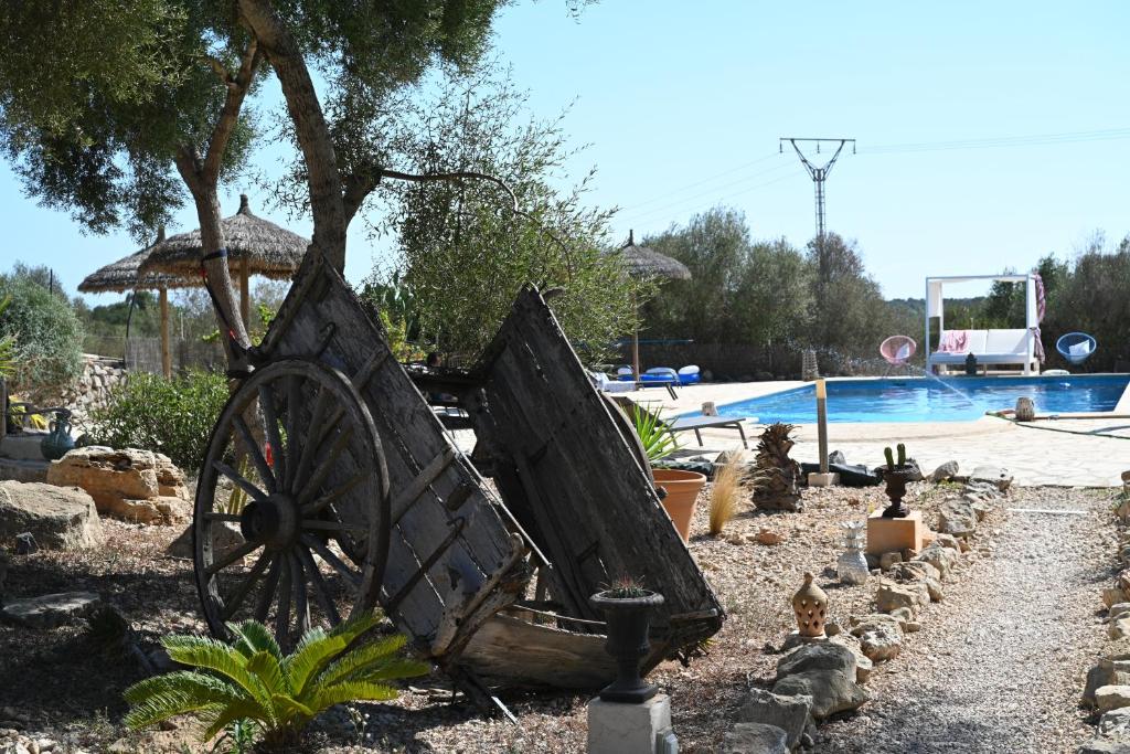 桑坦伊Finca Es Velar的游泳池旁的木车