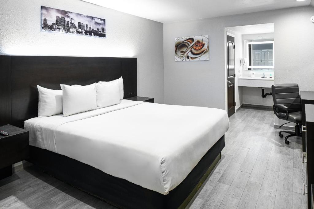 英格尔伍德洛杉矶国际机场好莱坞快捷酒店的酒店客房设有一张大床和一张书桌。