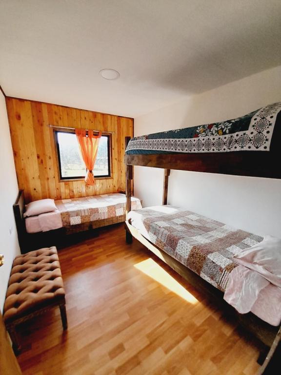 普孔Cabanas Chosco Alto的一间卧室配有两张双层床和椅子