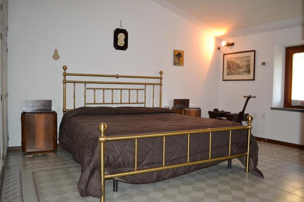 基安蒂盖奥勒Osteria Carnivora Guest House的一间卧室配有一张带金属框架的床