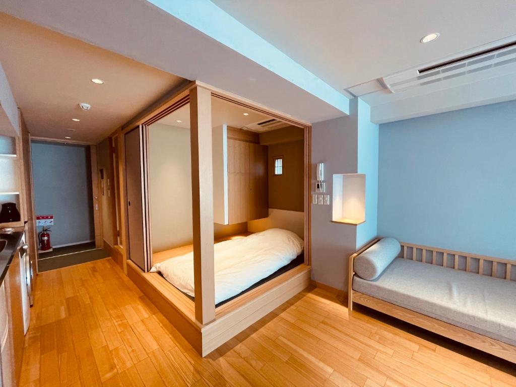 东京Nplus Tokyo Akihabara Premium的一间卧室配有一张床和镜子