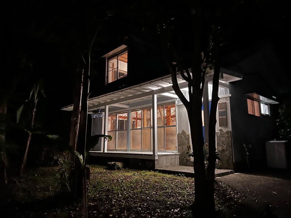 下田Oku Cottage - walk to Ohama Beach - Max 4 ppl的夜夜光照亮的房屋,窗户和一棵树