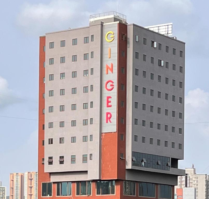 孟买Ginger Mumbai, Goregaon的建筑的侧面有标志