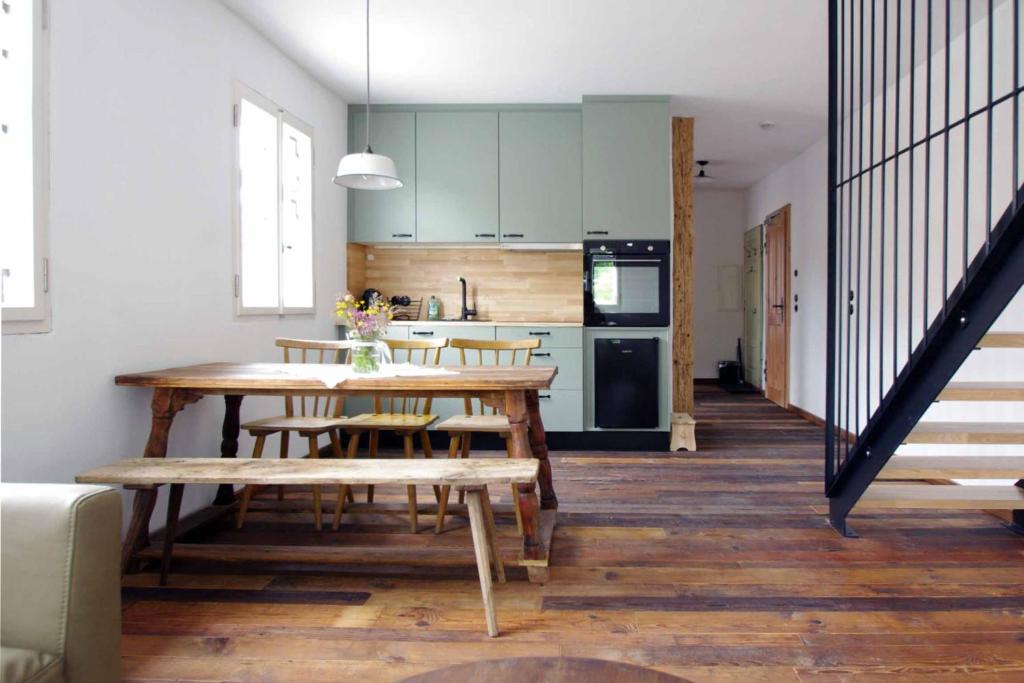 MainleusOchsenhof的厨房以及带桌椅的用餐室。