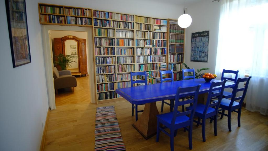 普瓦维Meta Biblioteka的图书馆内带蓝色桌椅的用餐室
