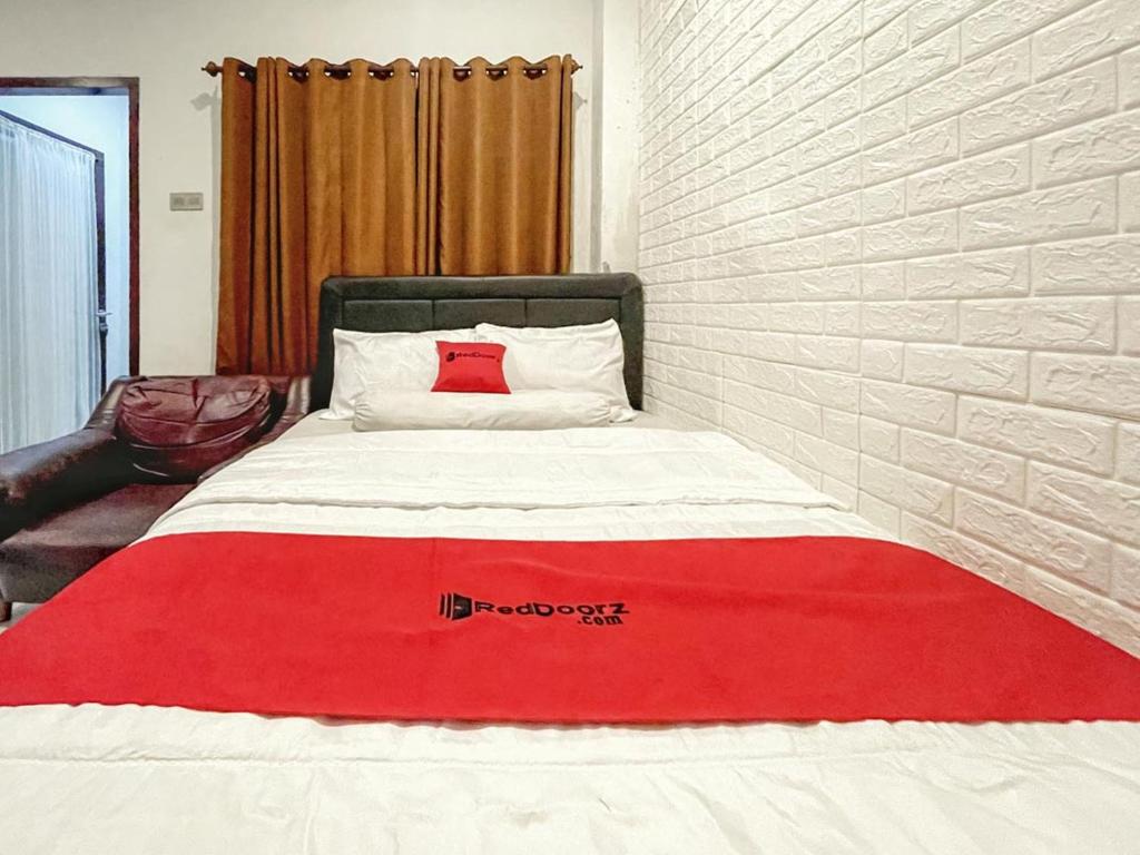 马塔兰RedDoorz Syariah near Siloam Hospital Mataram的床上有红毯