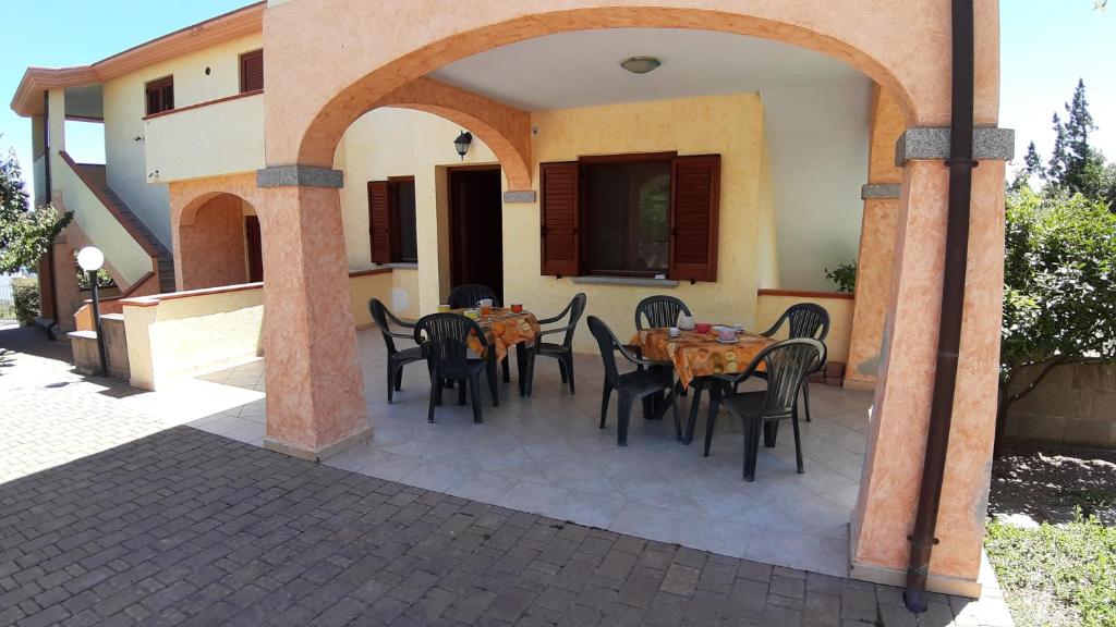 卡拉古诺内Guesthouse Affittacamere Goloritzè的户外庭院配有桌椅。