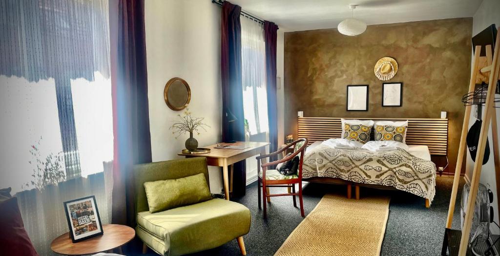 腓特烈西亚加美尔哈富恩酒店的一间卧室配有一张床、一把椅子和一张书桌