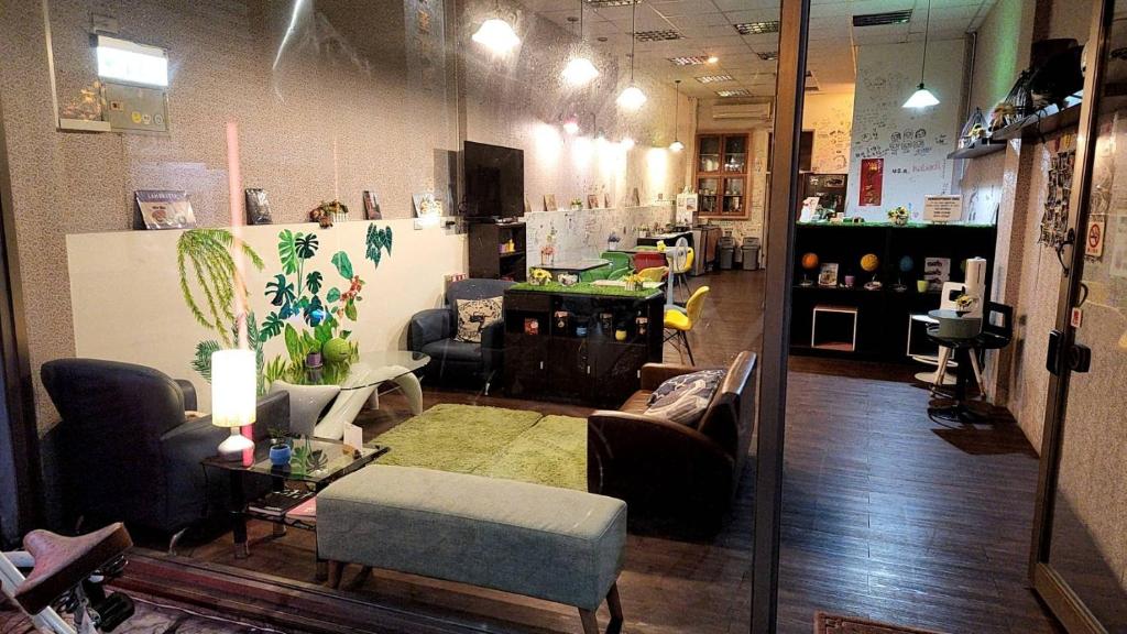 花莲市花蓮阿羅國際青年旅舍民宿的一间商店里配有沙发和椅子的房间