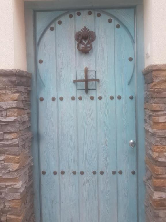 阿尔么丽亚Casa Azul de la Almedina de Almería的蓝色的门,上面有十字架