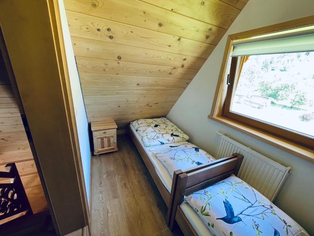Ochotnica DolnaGóralski Domek u Marysi的小型客房 - 带2张床和窗户