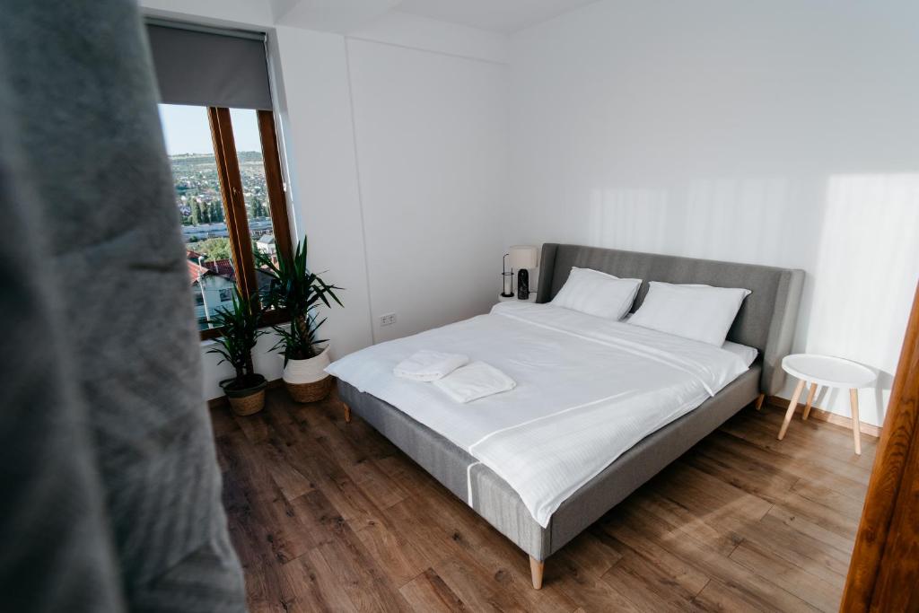克卢日-纳波卡Evo Residence Migdalului的一间卧室配有一张带白色床单的大床