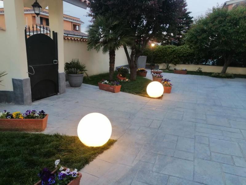 蓬特加莱里亚Lo Chalet的庭院内两盏灯