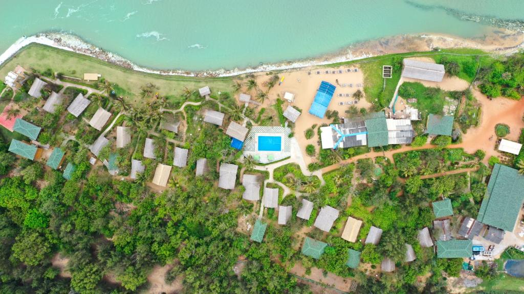 科纳卡Lotus an Eco Resort Konark的海滩上的度假村的空中景观