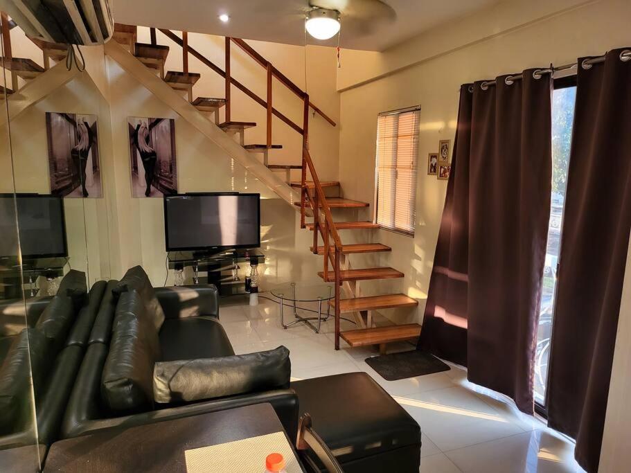 安吉利斯Resort-type, spacious 1 bedroom condo in Kandi.的带沙发和电视的客厅