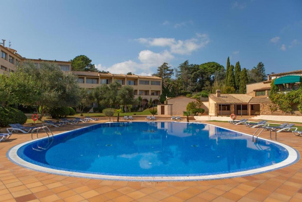 圣塔克里斯蒂纳阿鲁Villa en el Golf Costa Brava a 5 min de la playa的度假村内的大型蓝色游泳池