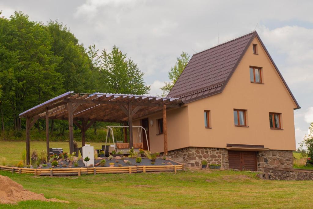 ŽelezniceChata Na Vyhlídce的一座带木屋顶的大型房屋