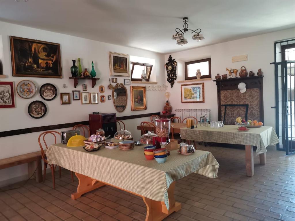MonteluponeForesteria del Re的客厅设有2张桌子和壁炉