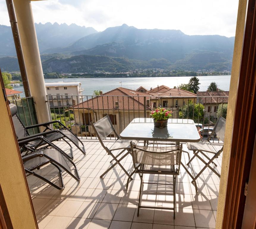 帕斯加特View House - Lake Como的阳台的天井配有桌椅