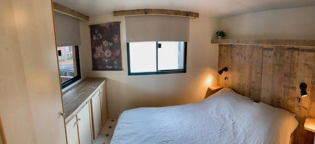 维亚雷焦Mobile home Comfort Viareggio - Including airco -Camping Paradiso- R028的一间小卧室,配有床和窗户