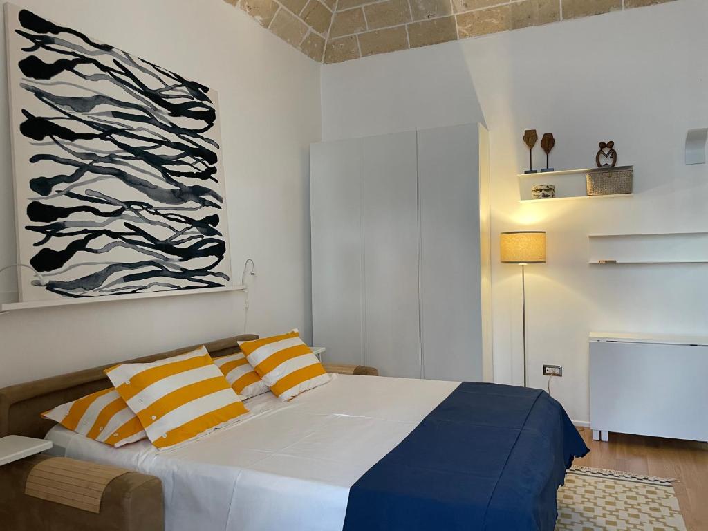 科佩尔蒂诺n°21 (Casa di Anna)的卧室配有一张床,墙上挂有绘画作品