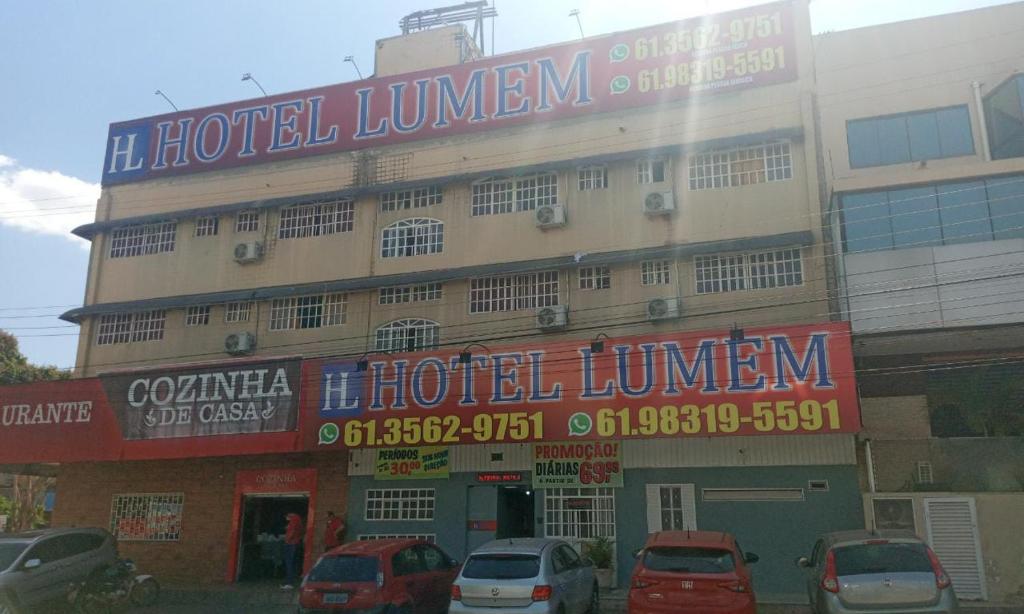 塔瓜汀加Hotel Lumem Taguatinga Norte的一辆汽车停在大楼前的酒店